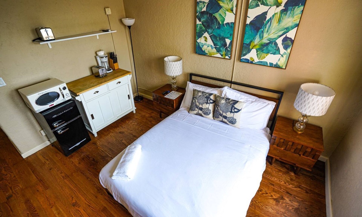 Westlake Apartment | Cozy studio in serene Los Angeles with refreshing AC