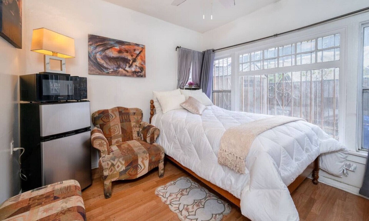 Boyle Heights Apartment | Cozy Studio Near Downtown LA AC WiFi Snacks!