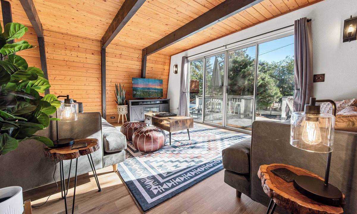 Sugarloaf Cabin | Crew's Cabin, Hot Tub, Ebikes, Kayaks, SUPBoards, Pet Friendly, EV Charger