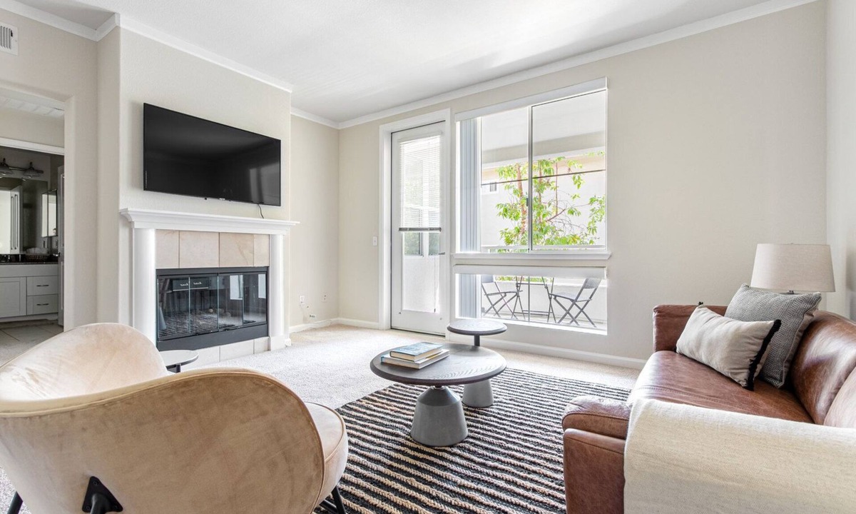 Central San Mateo Apartment | Crisp San Mateo 1BR w/Pool, Spa, Parking, walk to Shops by Blueground