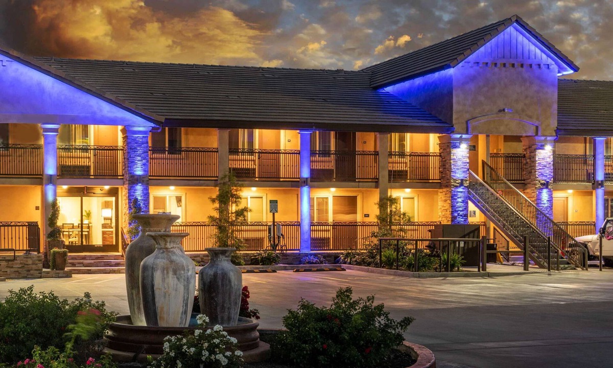 Galt Hotel | Days Inn by Wyndham Galt/Elk Grove South