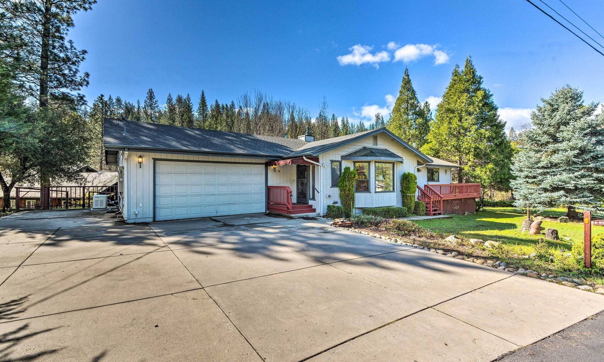 Groveland House | Deck & Hot Tub: Rustic Groveland Home!