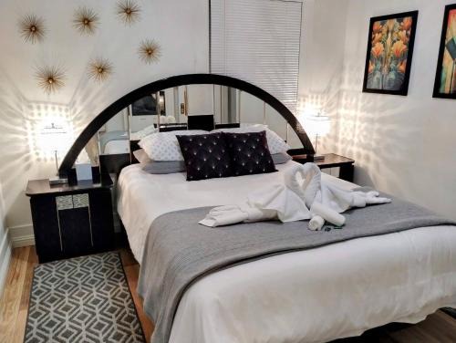 Midtown Apartment | Deco Studio Retreat with Fireplace, WiFi, Queen Bed