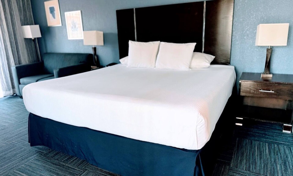 Old Towne Hotel | Deluxe King Room Near Seal Beach Pier, Shops and Surf Lessons with Breakfast