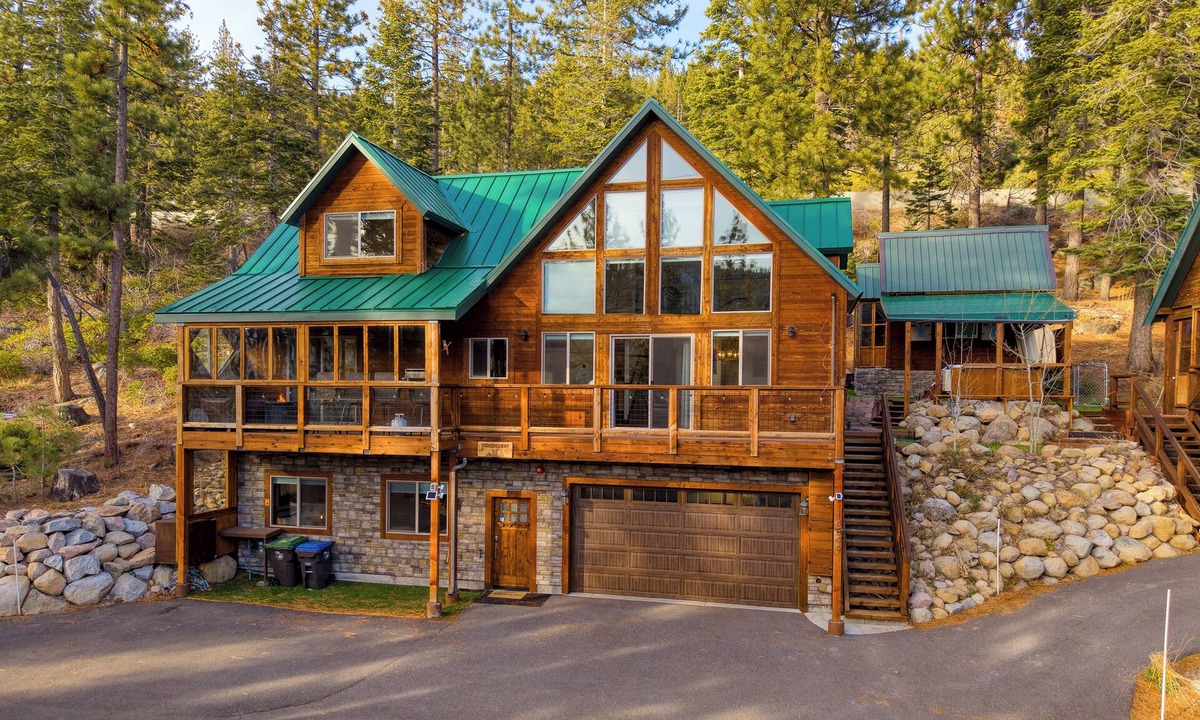 Truckee House | Denton by AvantStay | Hot Tub, Enclosed Deck w/Fire Pit | Near Skiing & Lake!