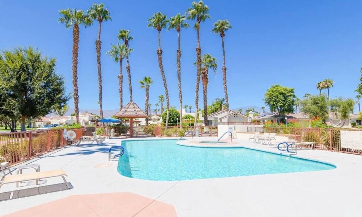 Palm Desert Apartment | Desert Breezes Resort 2 Bedroom Apartment with Resort Access