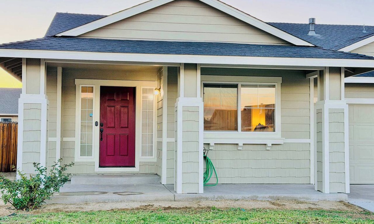 Fernley House | Desert Glow Residence-20 Min to USA Pkwy/Bedrooms|2Baths|Sleeps13