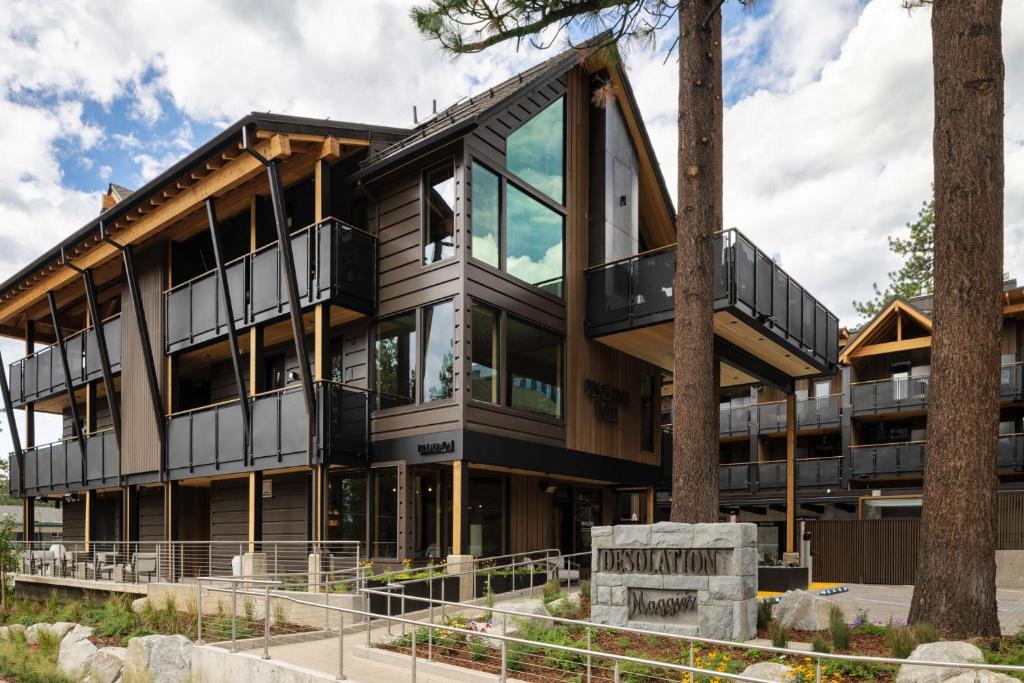 Lakeside Park Hotel | Desolation Hotel