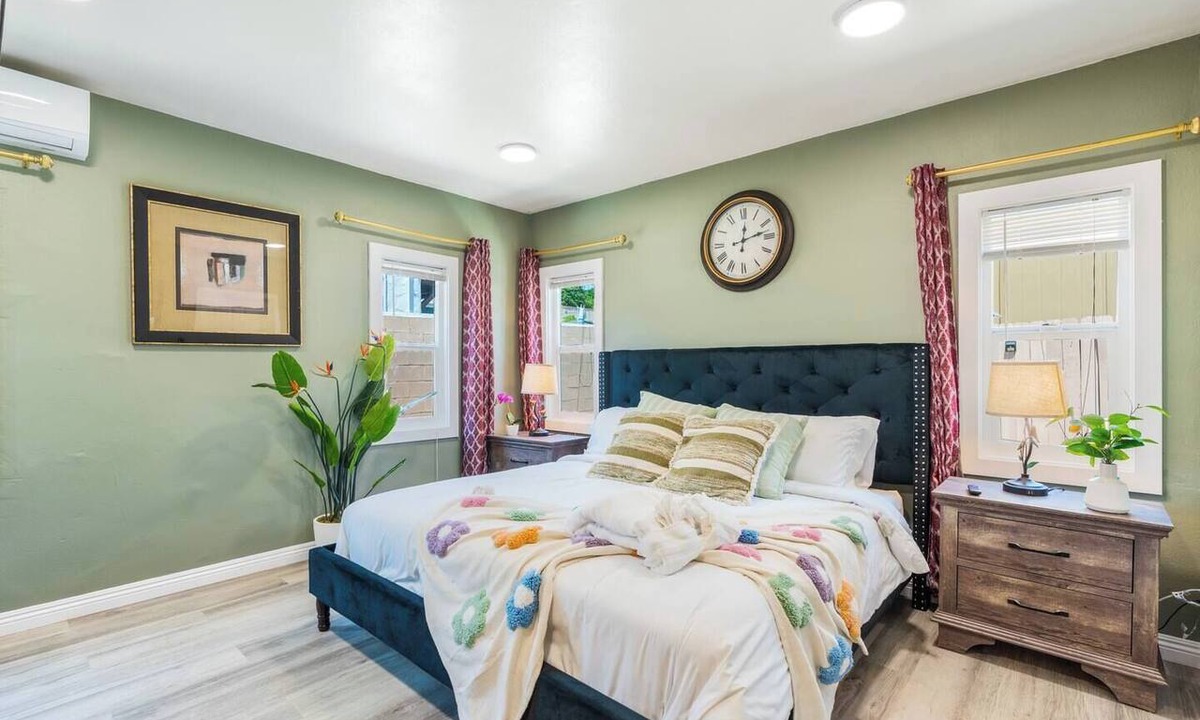 Alhambra House | Detached house Prime & Private location King Bed!