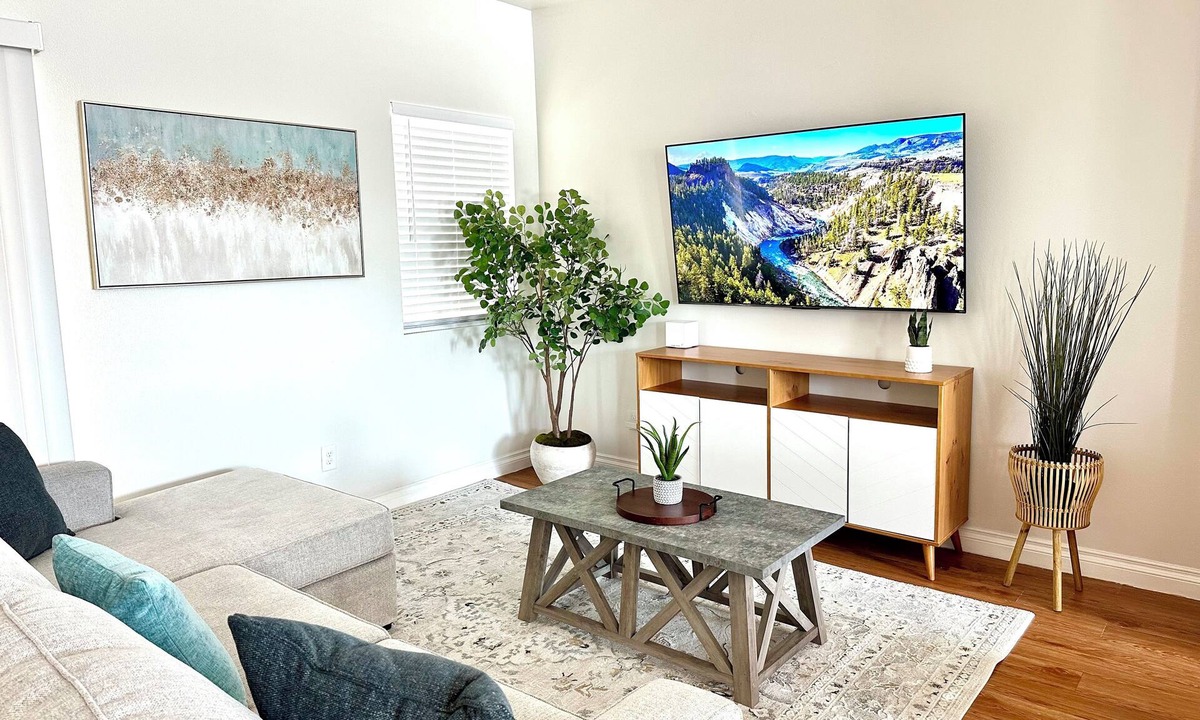 Placentia House | Disneyland Getaway Tri-level Gated Townhome