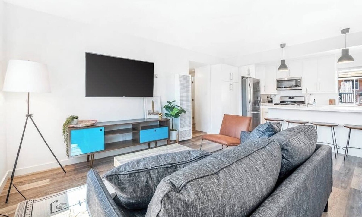 San Clemente House | Dog-friendly duplex with washer/dryer, two full kitchens, & large backyard