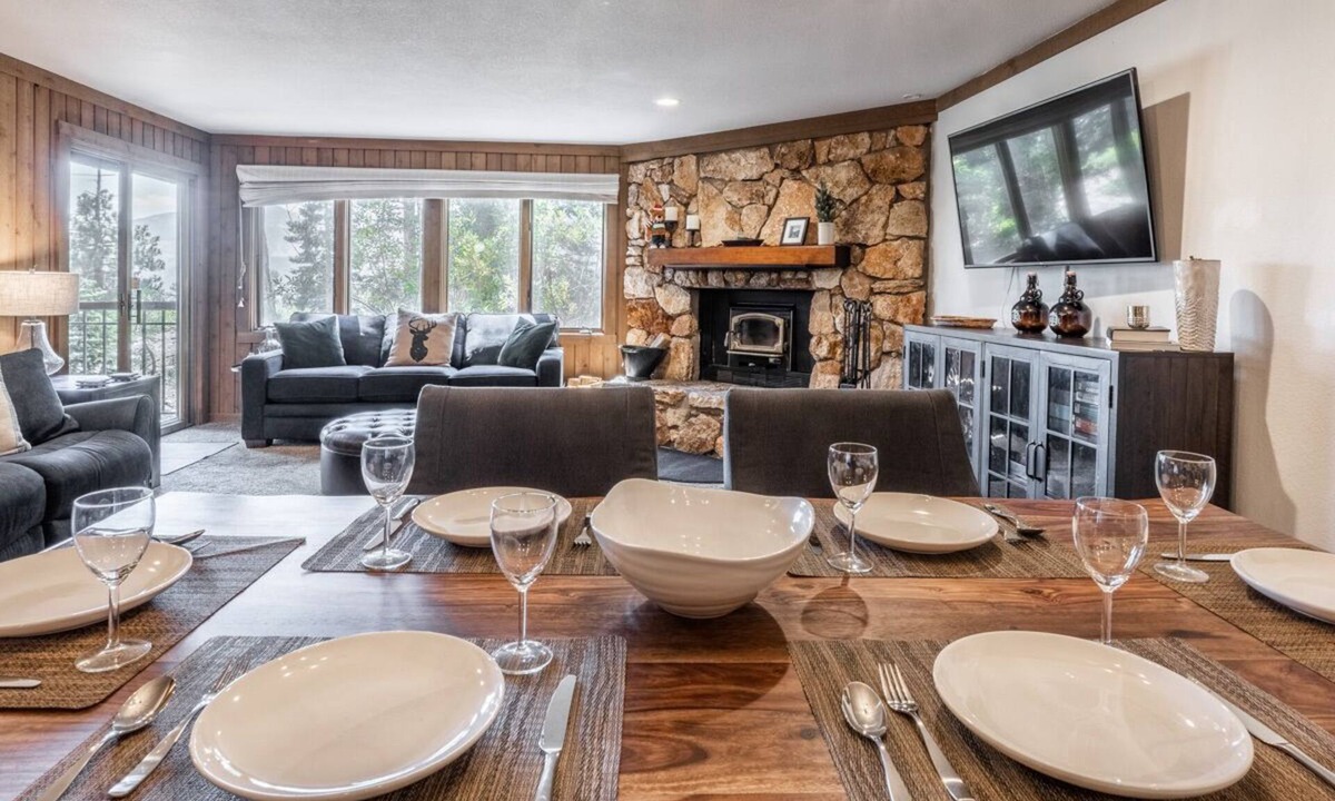 Mammoth Lakes Condo | Dog-friendly, Mountain Condo! Resort amenities! Wood burning stove