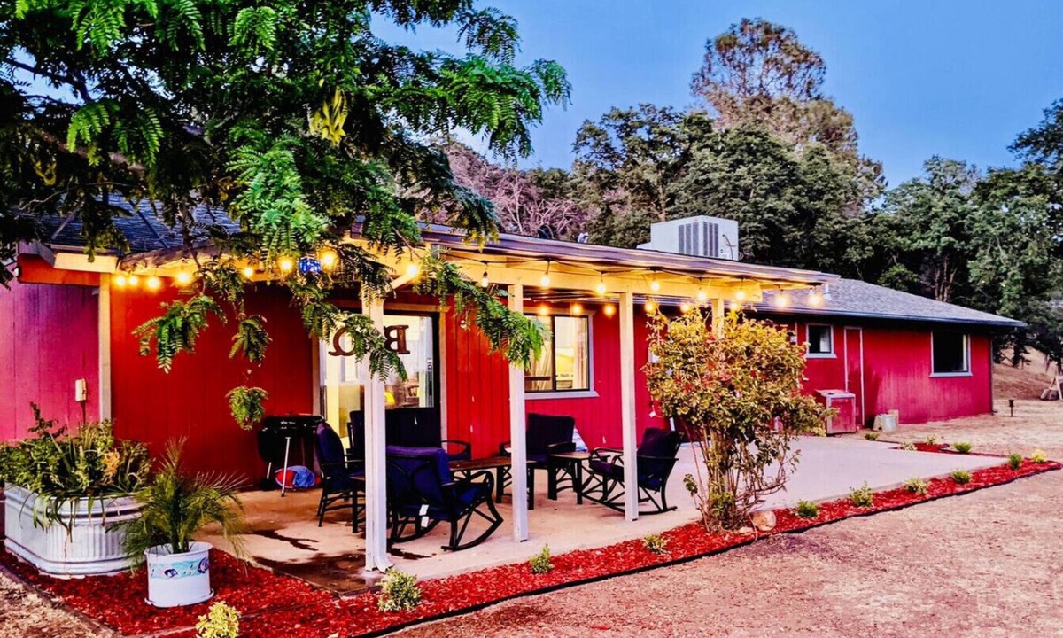 Coarsegold House | Dog Friendly - Sleeps 12 - Yosemite Elements