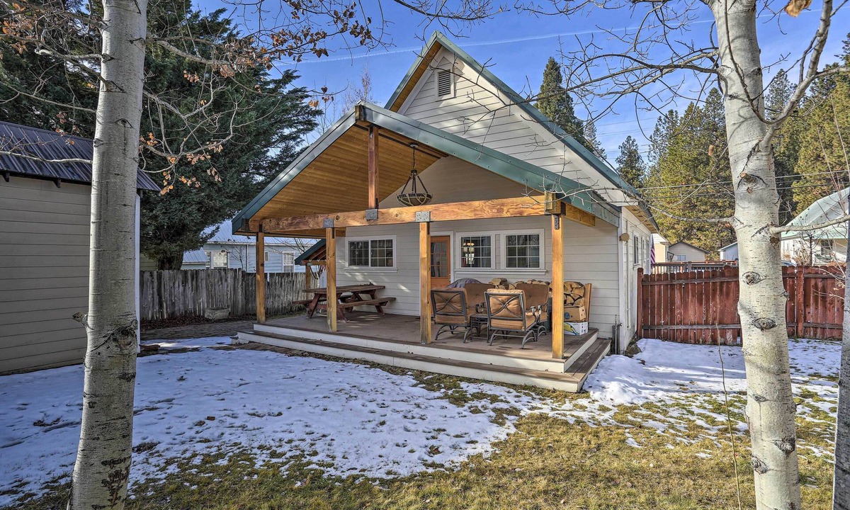 McCloud Cabin | Downtown Cabin < 10 Miles to Mt Shasta Ski Park!