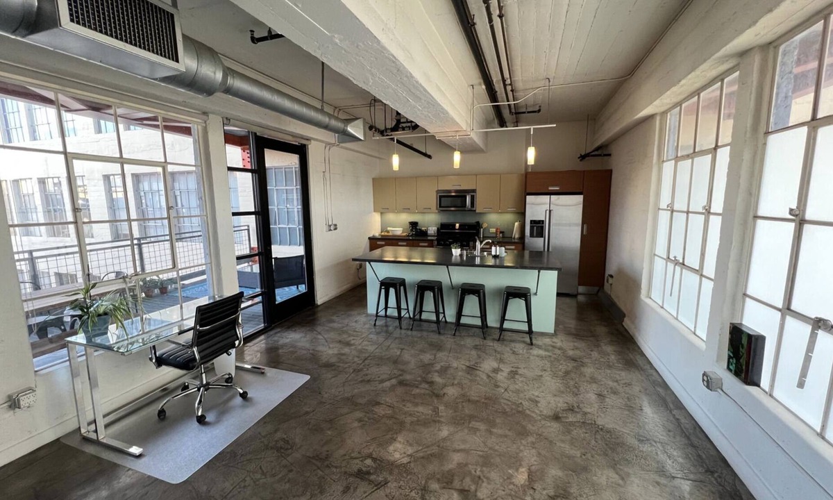 Historic Core Apartment | Downtown LA Loft (pool+jacuzzi+garage+gym)