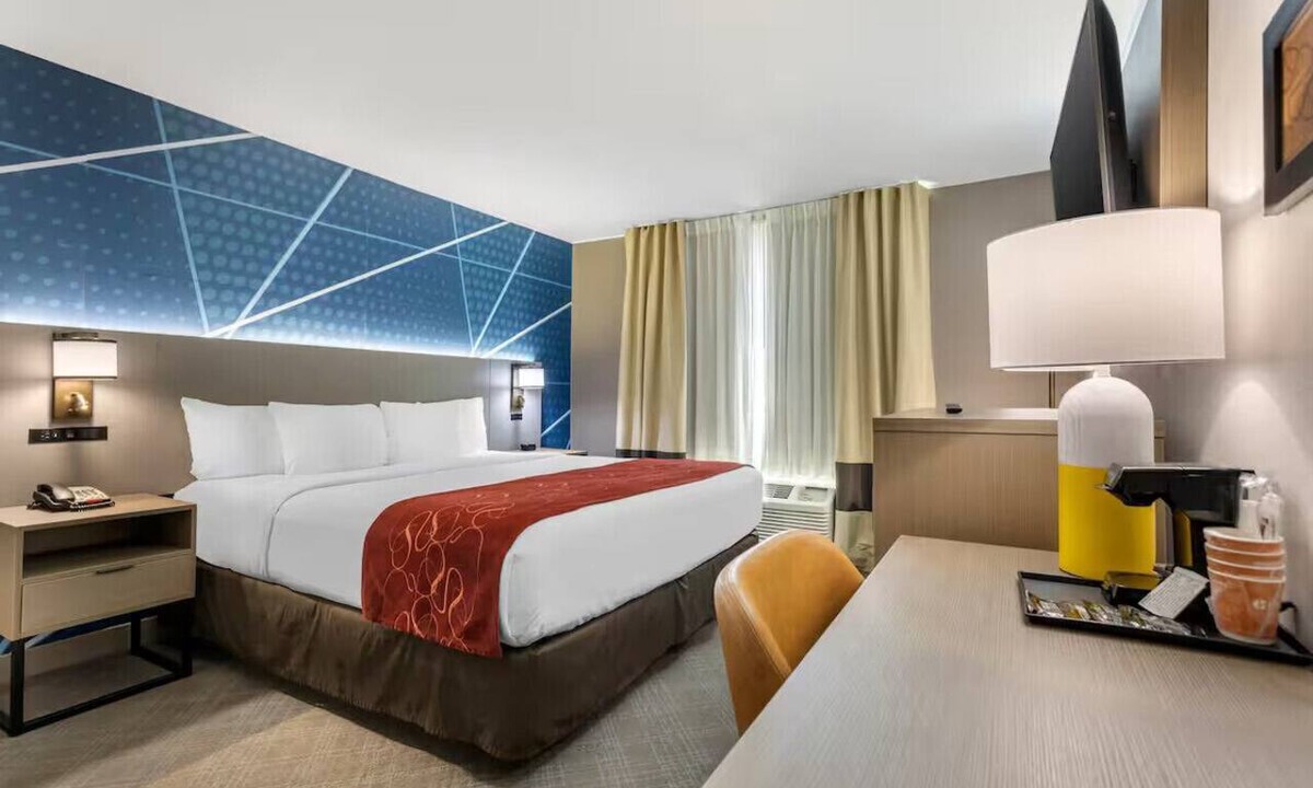 Downtown Sacramento Hotel | Downtown Sacramento King Suite w/Breakfast & Pool