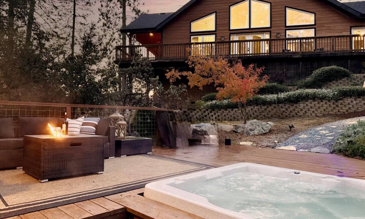 Mariposa House | Elegant *Blackwood Grove* by Casa Oso