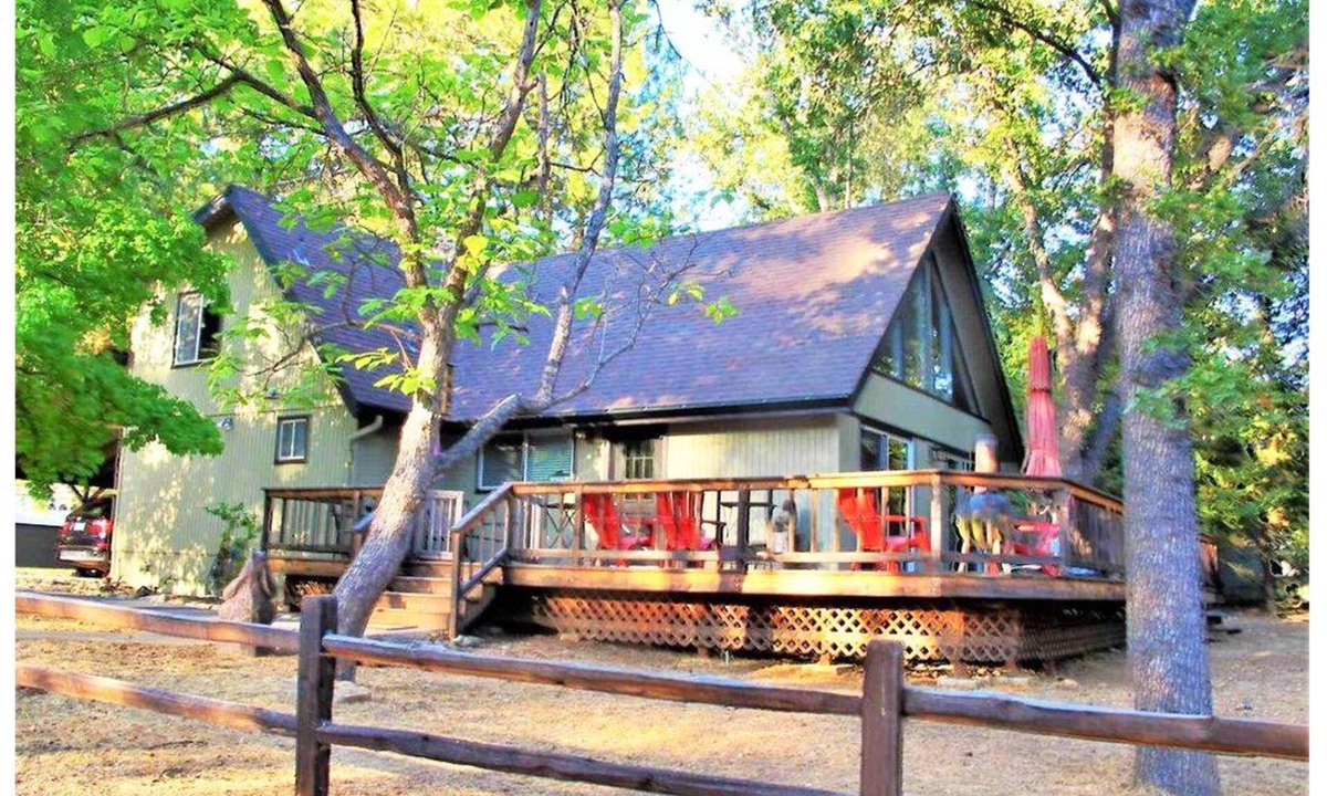 Groveland House | Elegant cabin w/WiFi, Central AC and Heating, Lovely Deck and Large Yard