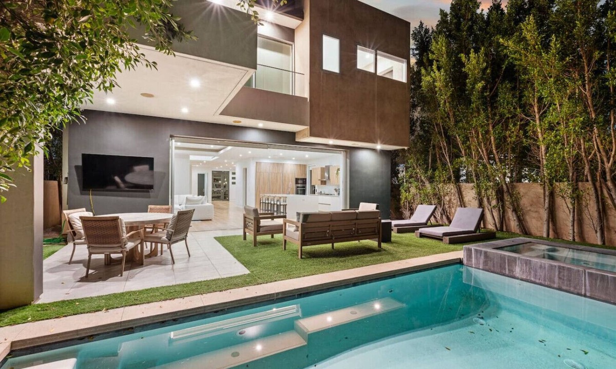 Melrose House | Elegant Modern Sophisticated WeHo Luxury Retreat