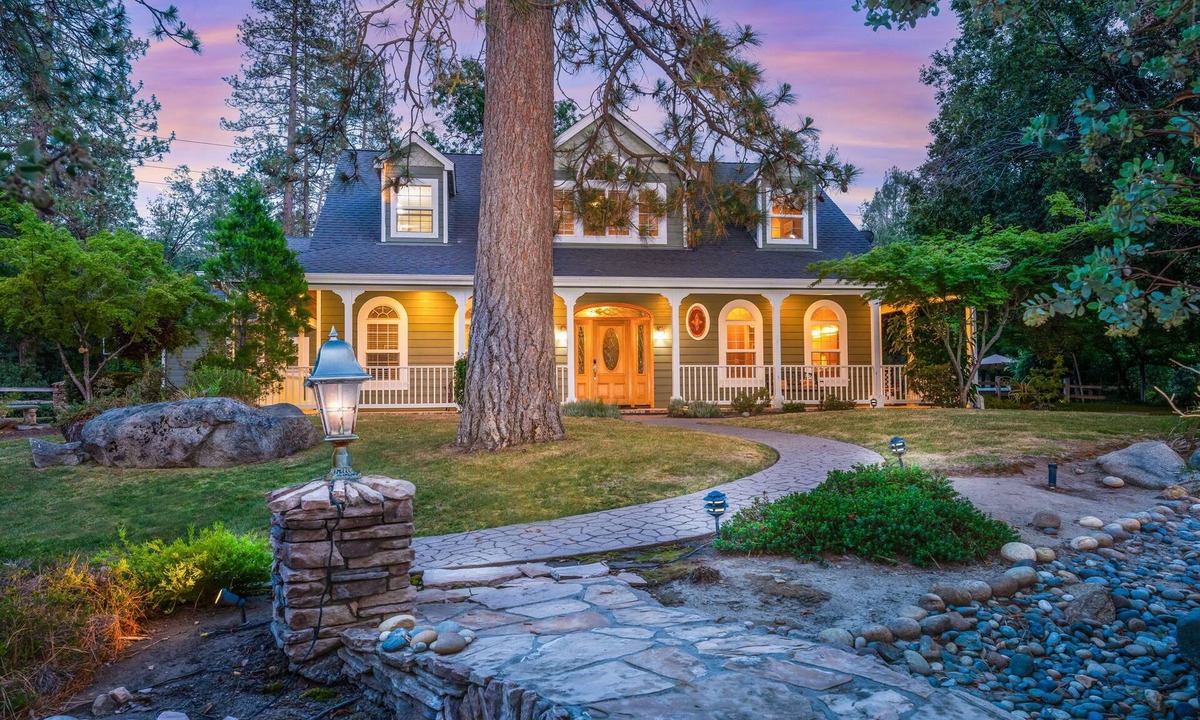 Yosemite Forks House | Emerald Escape! 50 Acres w/Hot Tub, Game Room