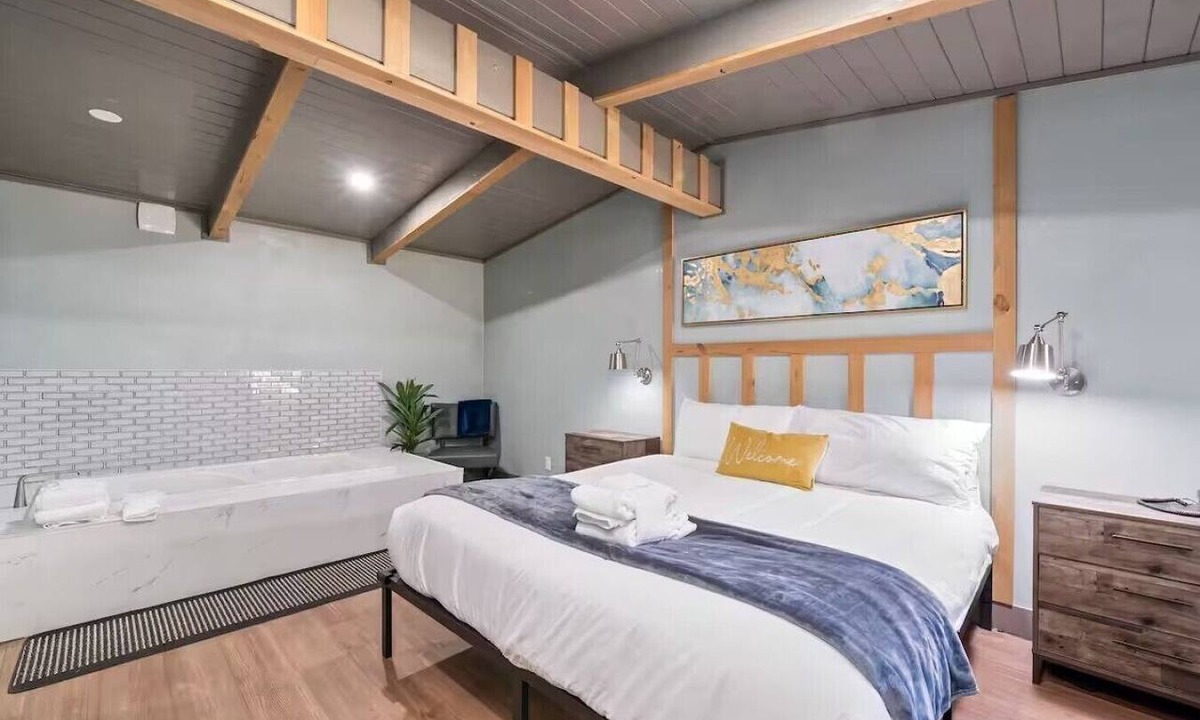 Lakeside Park Cabin | Emerald Spa King Escape