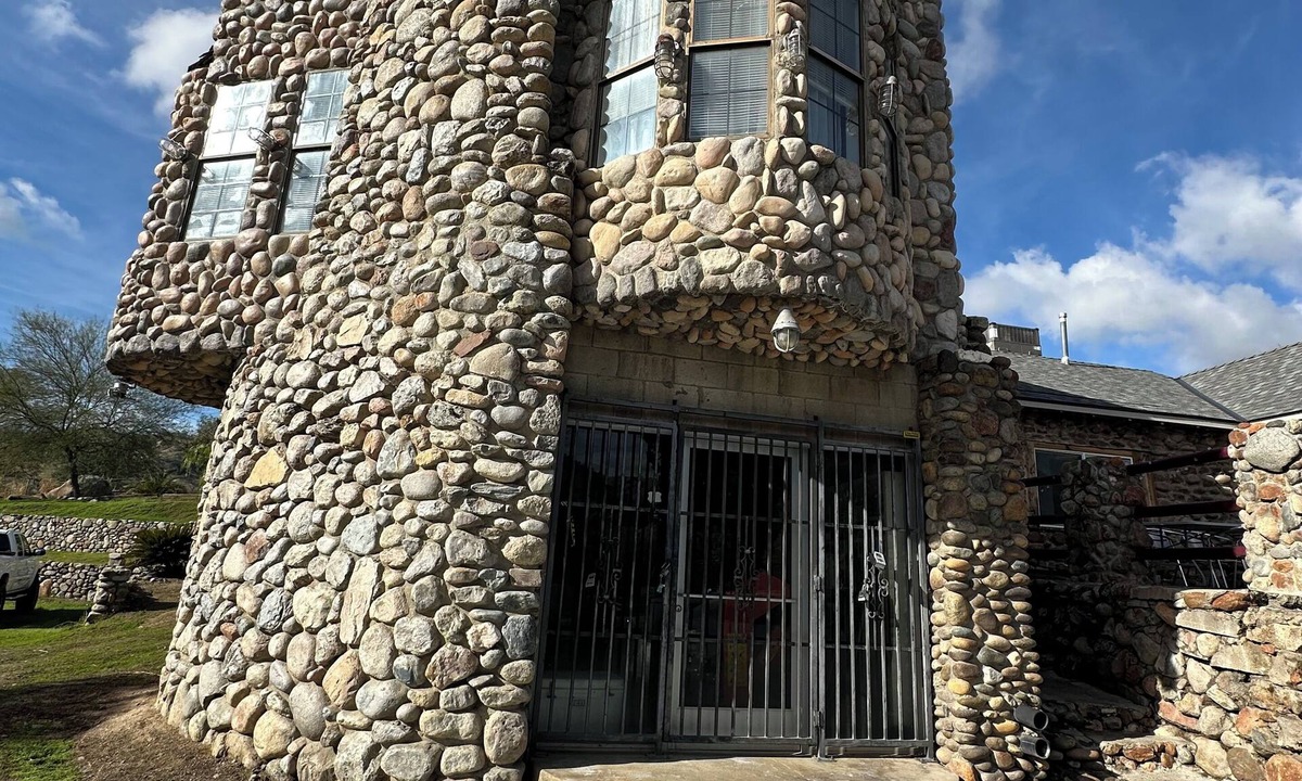 Springville House | Enchanting Castle with Nature View to Relax