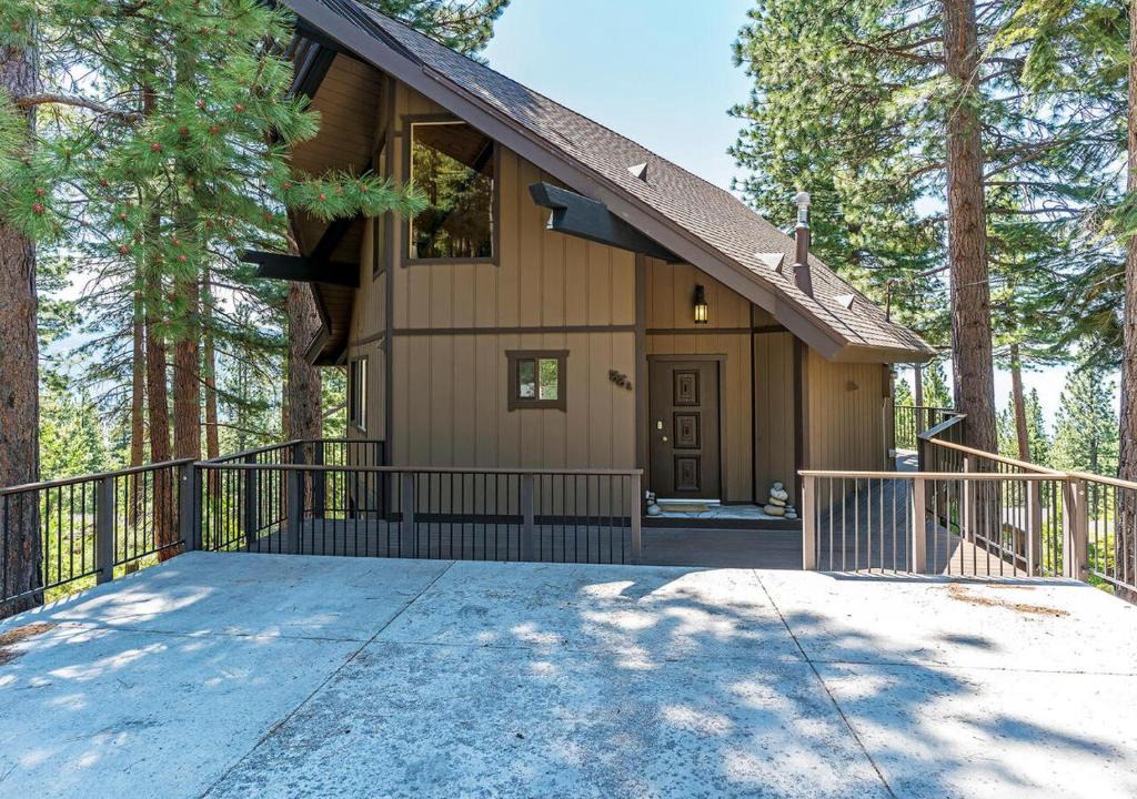 Incline Village House | Enjoy the brilliant views of Lake Tahoe from this mountainside Cabin