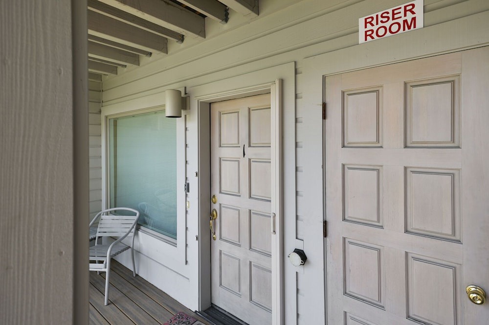 Kings Beach Condo | Enjoy the Lakeview! Complex centrally located in Kings Beach, right on the Lake!