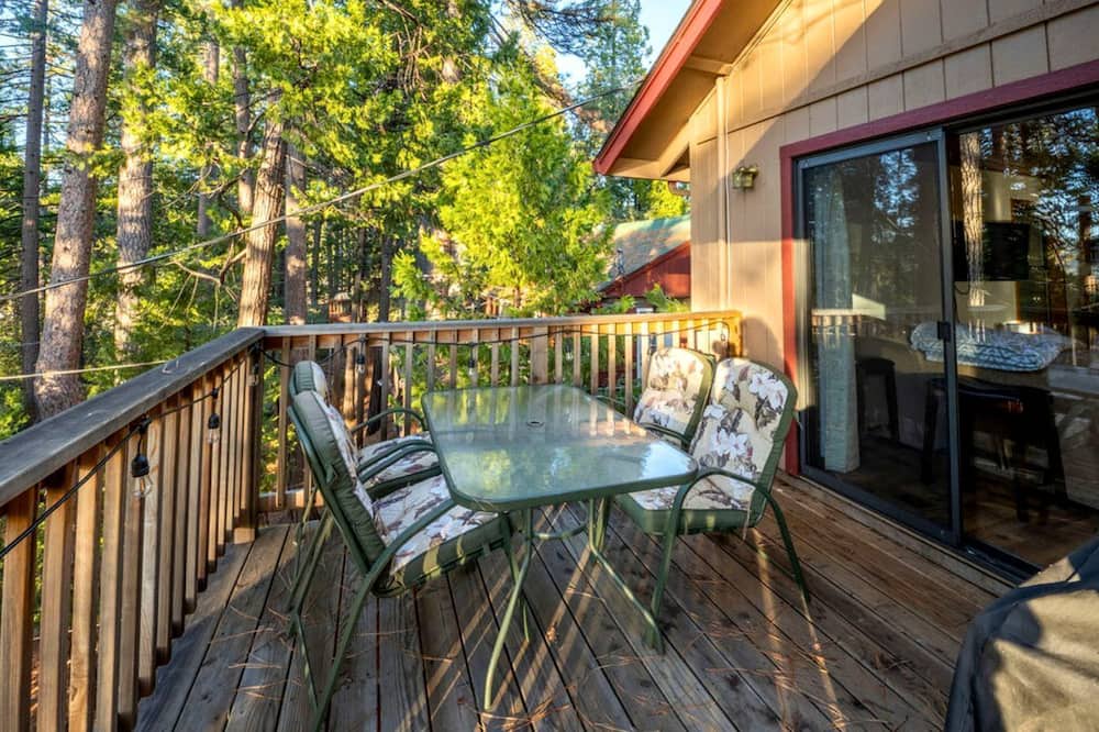 Sonora Cabin | Enjoyable Cabin with Fireplace and Foosball in Twain Harte, California