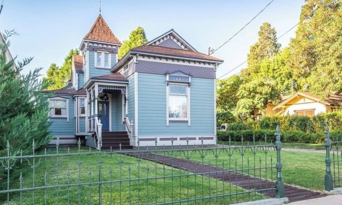 Bishop House | Entire Luxury 3 bedroom Victorian Home ready for your Sierra Vacation