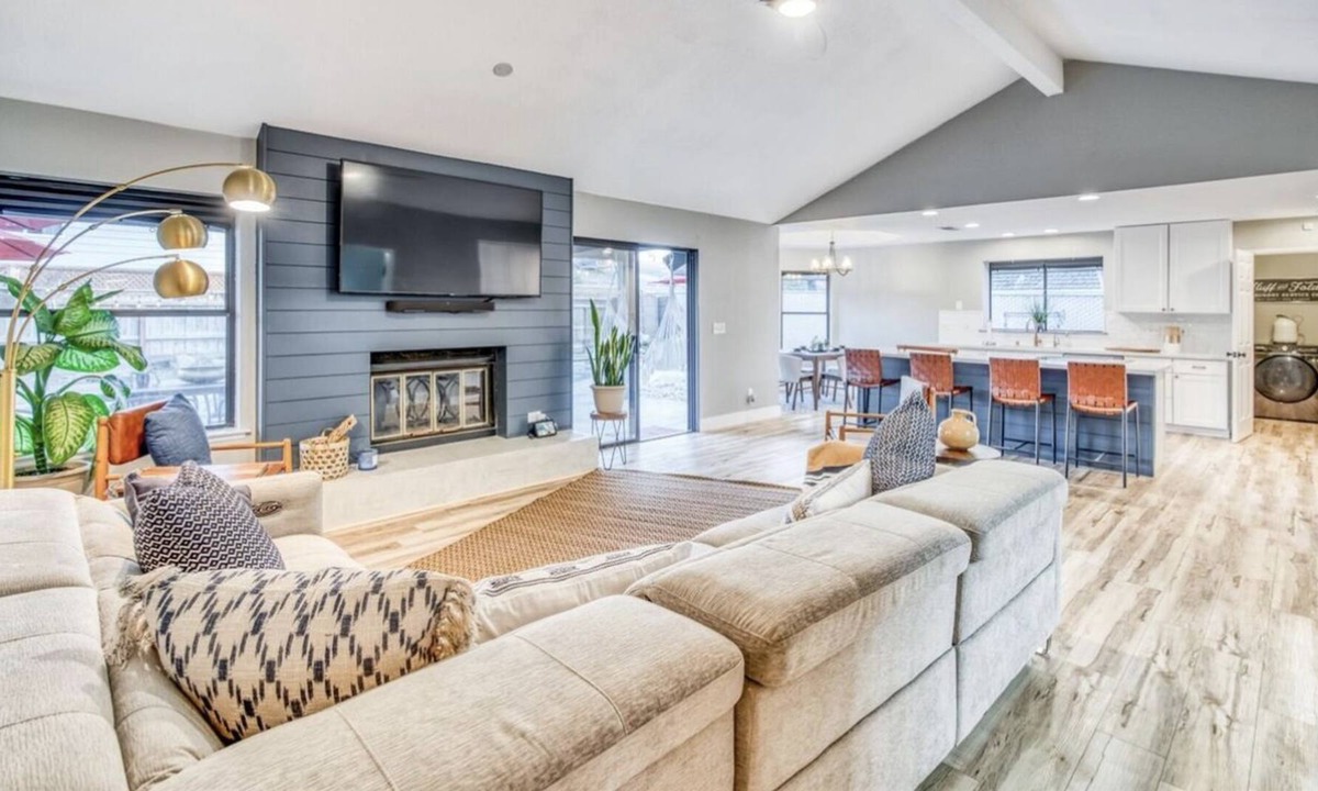 Raisin House | Executive Rental, open floor plan, 3 bdr, 2 bath, office and pool.