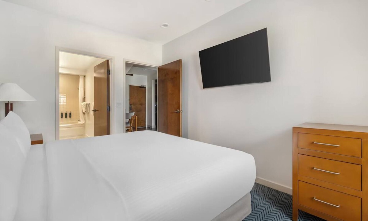Enterprise Hotel | Explore Las Vegas:Gateway to the Strip:2 Units Close to Flamingo Wildlife!