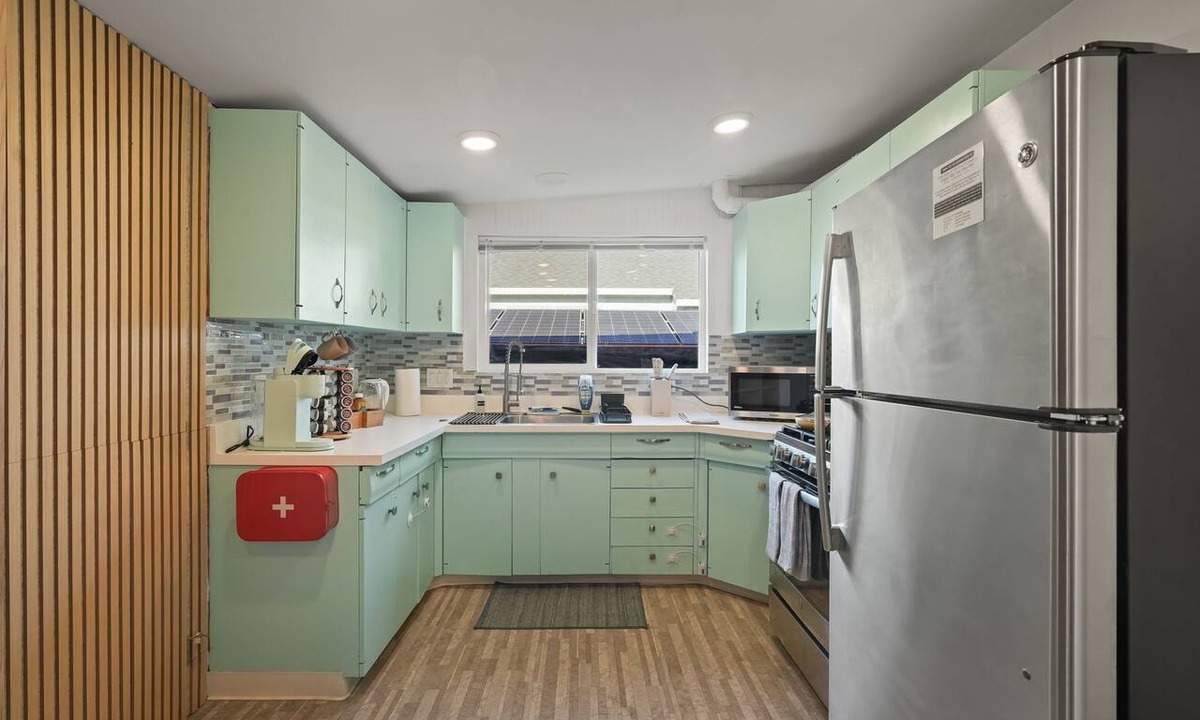 Hayward House | Explore the Bay Area! Comfortable Single Story Yard, A/C, Wifi, Parking, Laundry