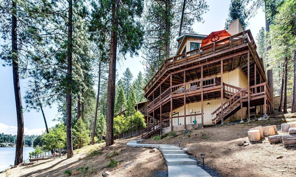 Groveland Cabin | Fabulous Lakefront Group Cabin with Game Room, Outdoor Pool and Tennis Court in Groveland, California