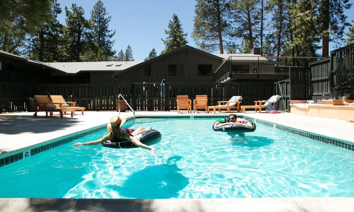 Lakeside Park Hotel | Familly Rooms | Pets are Welcome | 5 Relaxing Rooms | Lake Tahoe Retreat