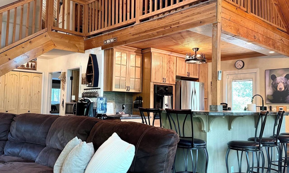 Wishon Cabin | Family Cabin Near Bass Lake & Yosemite. 3 Bedrooms & a Kids Game Loft Sleeps 12