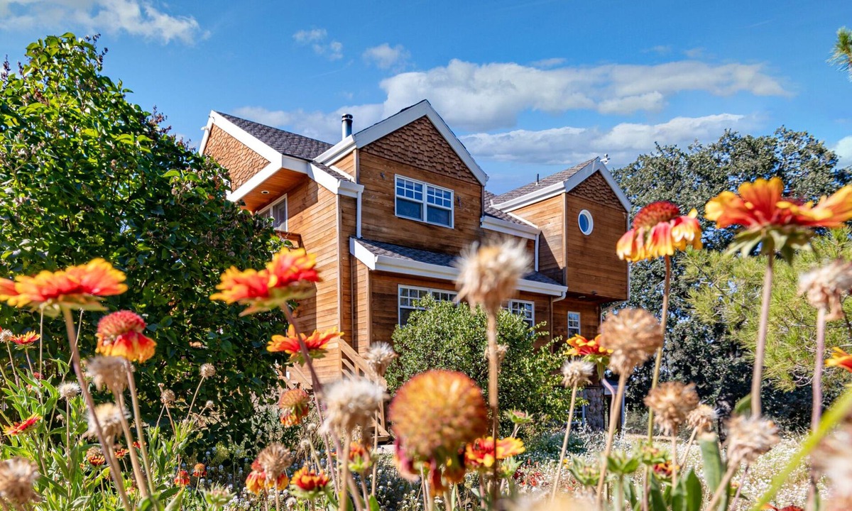 Tehachapi House | Family Cabin Retreat, Hot Tub, Game Room and More!