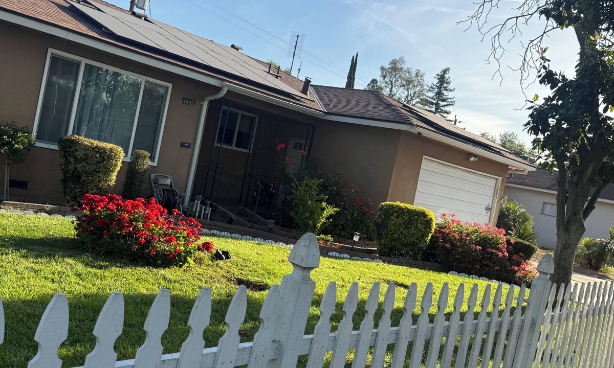 Raisin House | Family friendly 3 bedroom house near by Fresno State in Fresno with AC and Pool