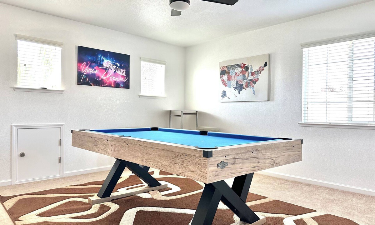 Valley Oak House | Family Friendly 4-bedroom house with WiFi, and pool room