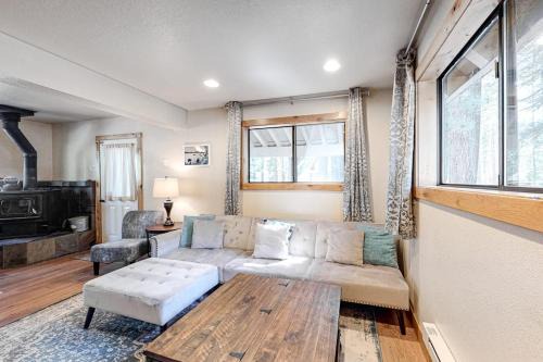 Pla-Vada Woodlands House | Family friendly Cabin with a Private Hot Tub & Private Grill