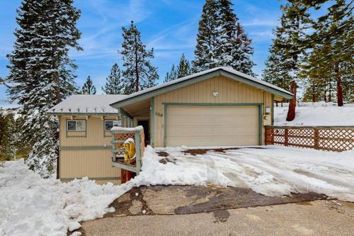 Upper Kingsbury House | Family-friendly home with mountain views pool table fireplace & spacious deck