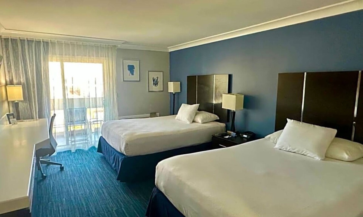 Old Towne Hotel | Family-Friendly Room Near Waterfront and Local Seal Beach Charm with Breakfast
