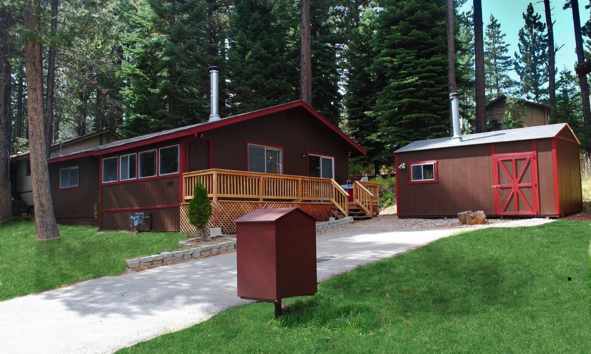 Mountain View Estates Cabin | Family friendly home in quiet location w/private sauna, wi-fi, and wood stove