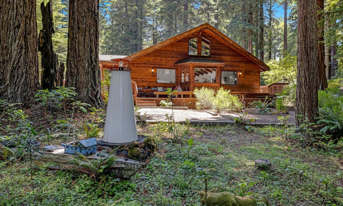 Mendocino House | Family Getaway - Hot Tub, Fire Pit & Dog Friendly