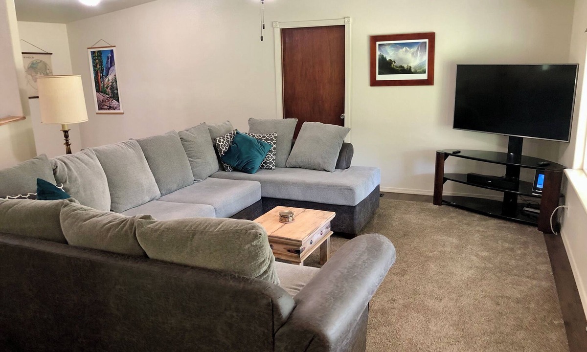 Dunlap House | Family Retreat and Recreation Paradise Near Kings Can. NP Great Wifi, EV Charger