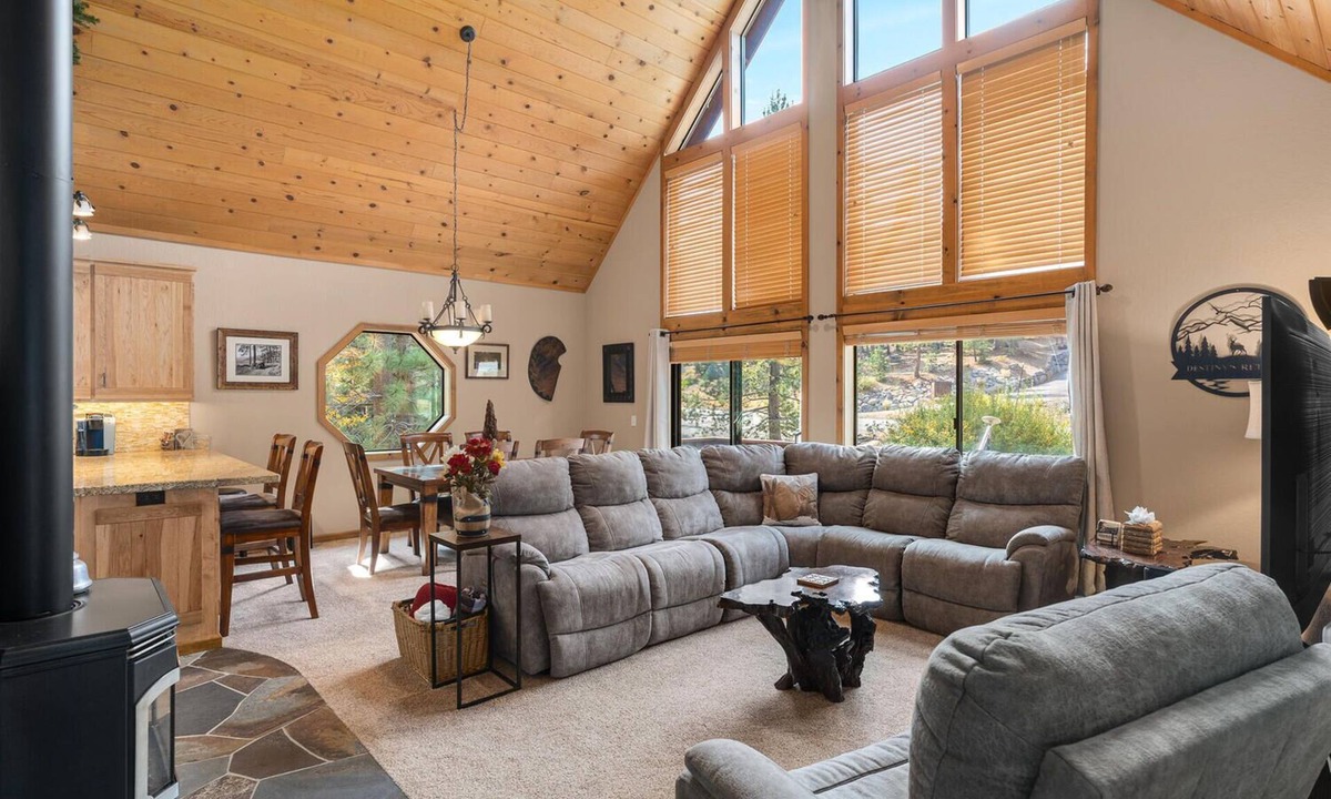 Truckee House | Family Retreat | King Suite, Hot Tub, Games, Desk, Near Trails & Rec Center