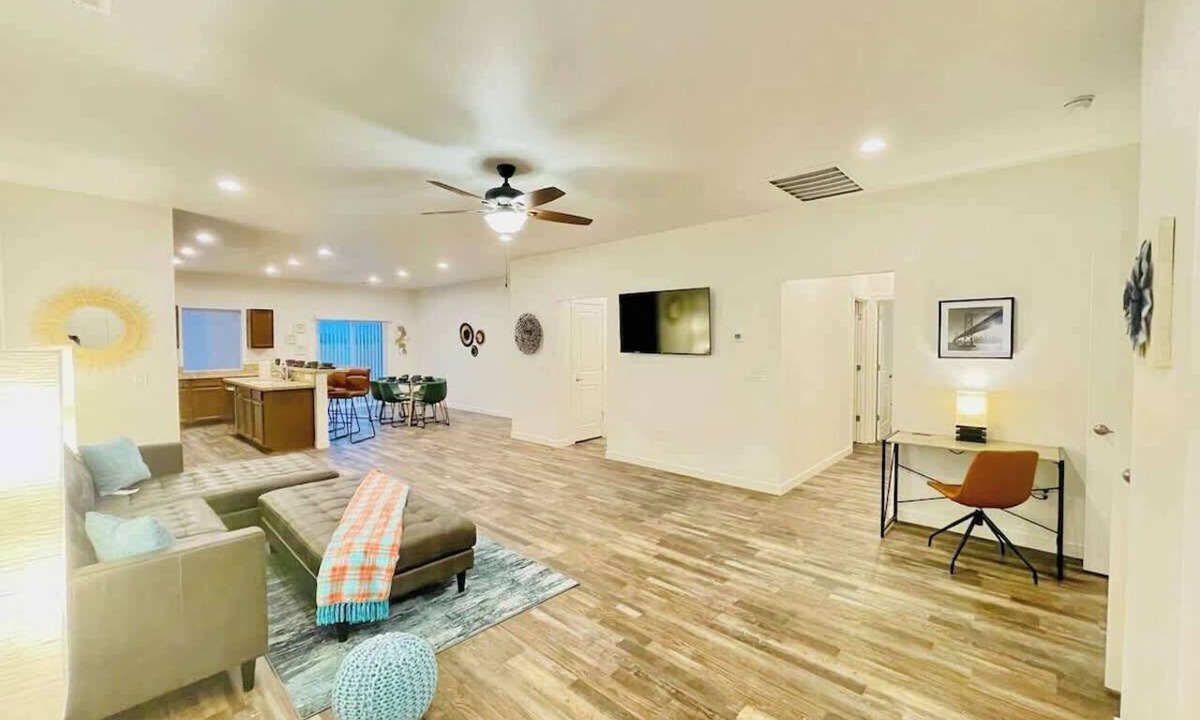 Fernley House | Fernley House-20 Min to USA Pkwy/5TVs Sleeps 13/Pet OK🦮🐈