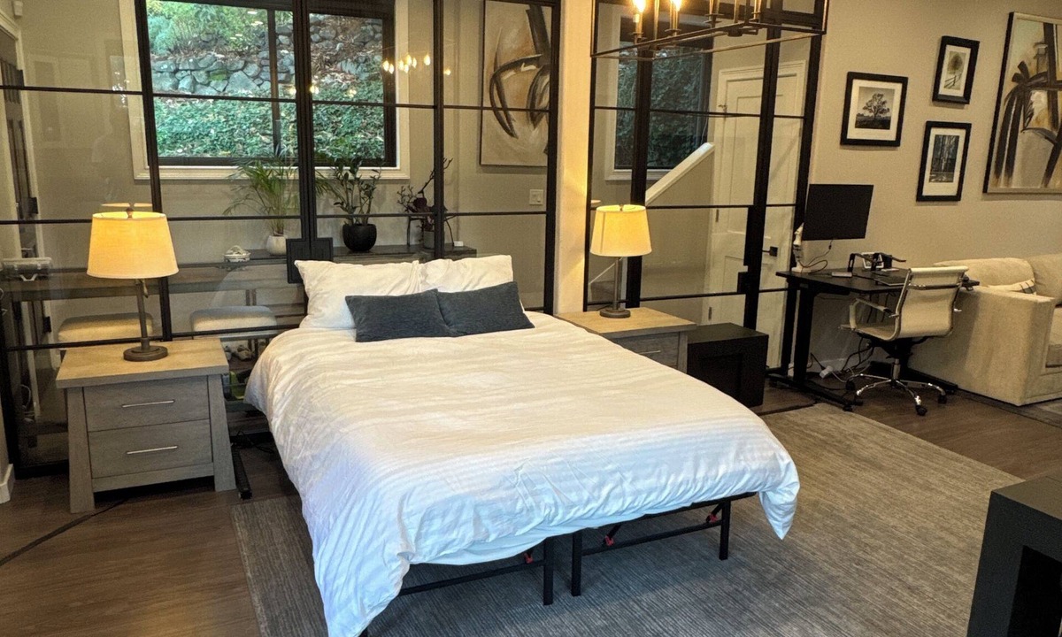 Merriewood Apartment | Free driveway parking, fast wifi, peaceful, and private