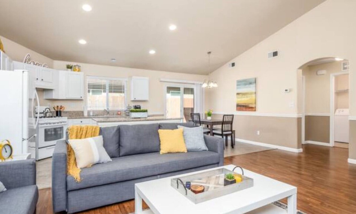 Roosevelt House | Fresno Home| Fire Pit| Sleeps 10| Quiet Community!