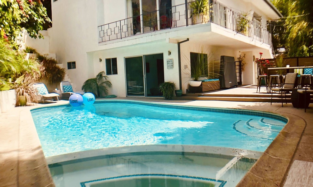 Hollywood Dell Apartment | Fun & Luxurious Hollywood Oasis Private Pool/Spa-Best Location-Double Quarters